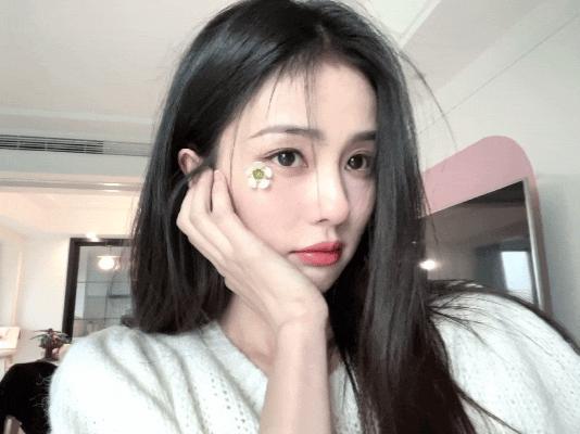 白鹿[超话]白鹿王韵娜 你在我面前永远都闪闪发光，就像整个宇宙的星光都洒在你身上