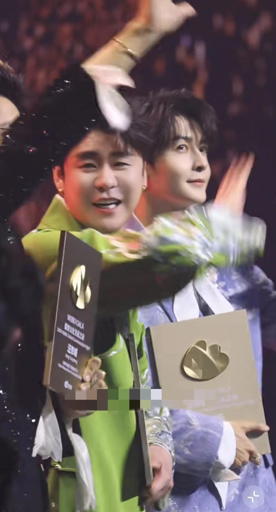 张云雷穿了秋香绿银线刺绣大褂，胖了好多有点发腮，侧面看有重下巴，要是再瘦点就好了