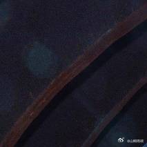 王鹤棣在湖南卫视跨年晚会上亮相，一身酷炫的造型让人眼前一亮 ​​​
