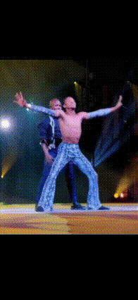 这身体的柔韧度绝对第一！
这是天赋还是后天练习达到的高度，真应了那句话“人外有人