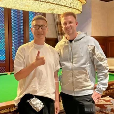 型男孙红雷在澳门被粉丝偶遇，以硬汉形象著称的型男孙红雷如今形象大变，皮肤变得白皙