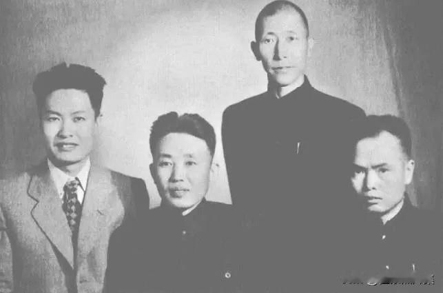 1949年，西北局派出参加访苏的人员，左起:何载、马文瑞、杨文海、张耀宇。照片中