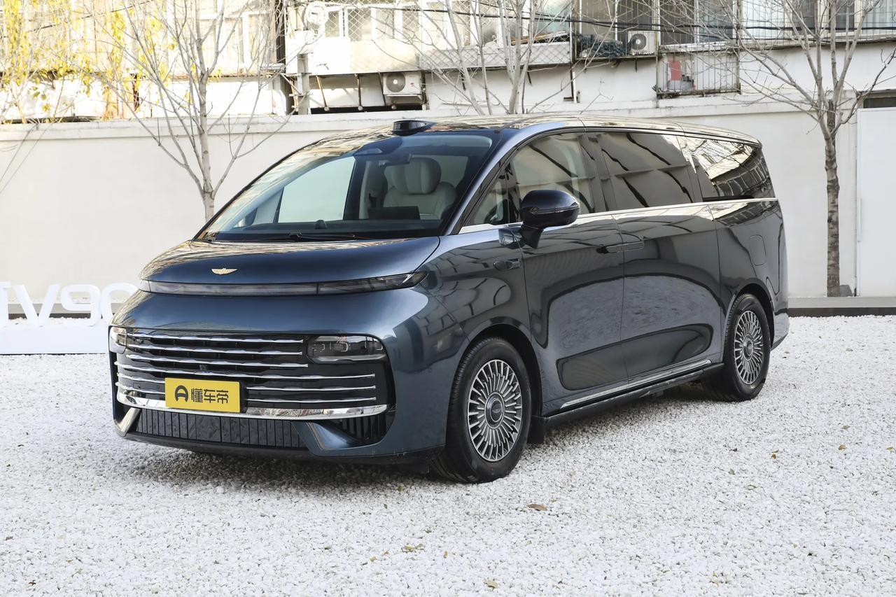 又有新车来袭
车标带“翅膀”
还是真金配色
吉利银河V900预售31.98-38