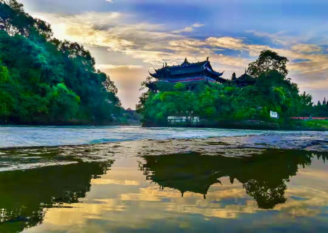 和一位重庆朋友聊到成渝经济区，他说越来越感觉到，重庆是在跟着成都陪跑。
成都搞了