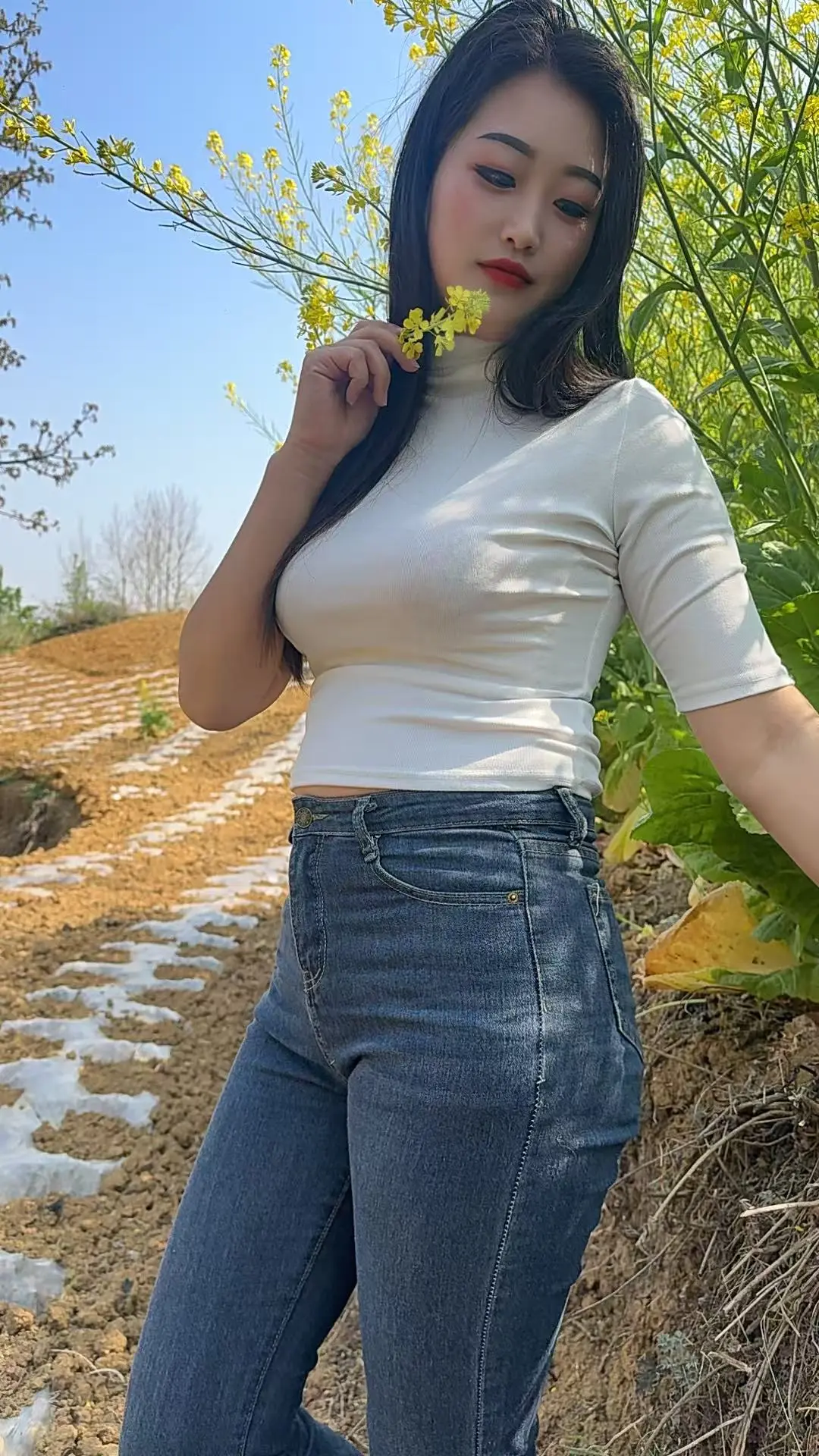 户外清纯美女 紧身牛仔裤 微胖女生