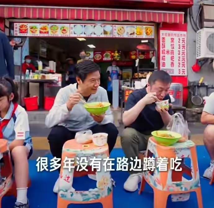 童言无忌，某军在武汉路边吃早餐，一群人在围观，为什么啊？路过小女孩说了真话：“吃