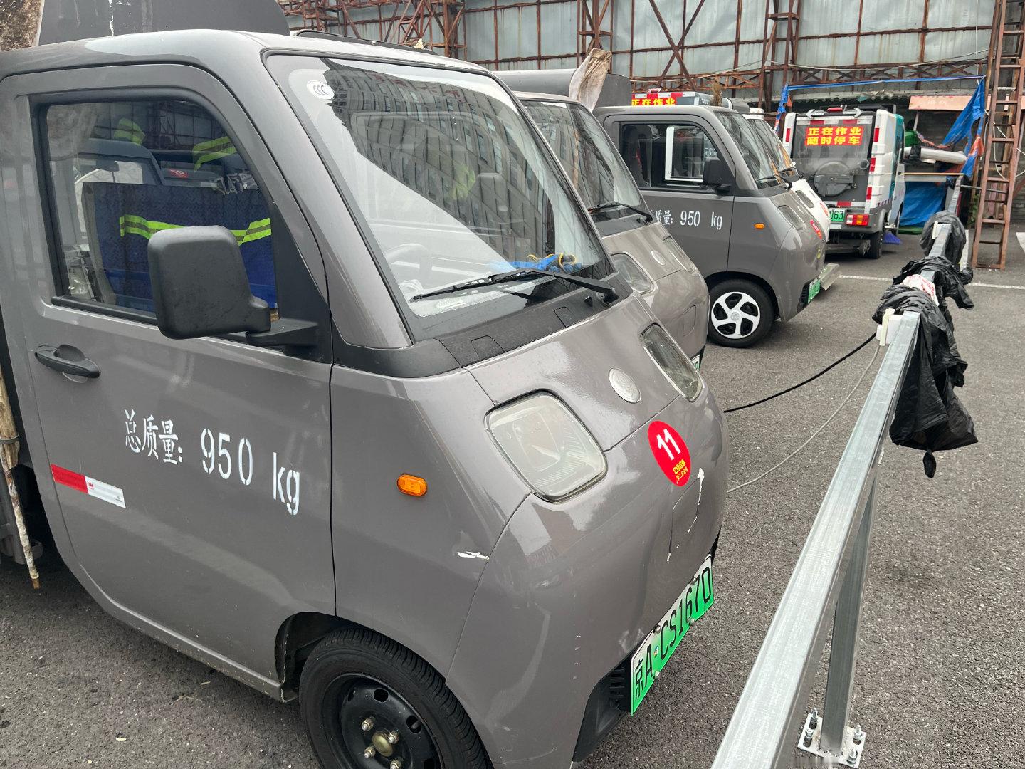 老丈人家附近停了好久的这些微型清洁车开始投入使用了，非常想试驾一下！ ​​​