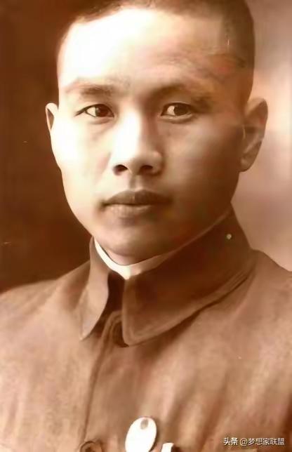 1948年，军统少将周镐突然人间蒸发，妻子认为他是远赴台湾，殊不知丈夫早已在19