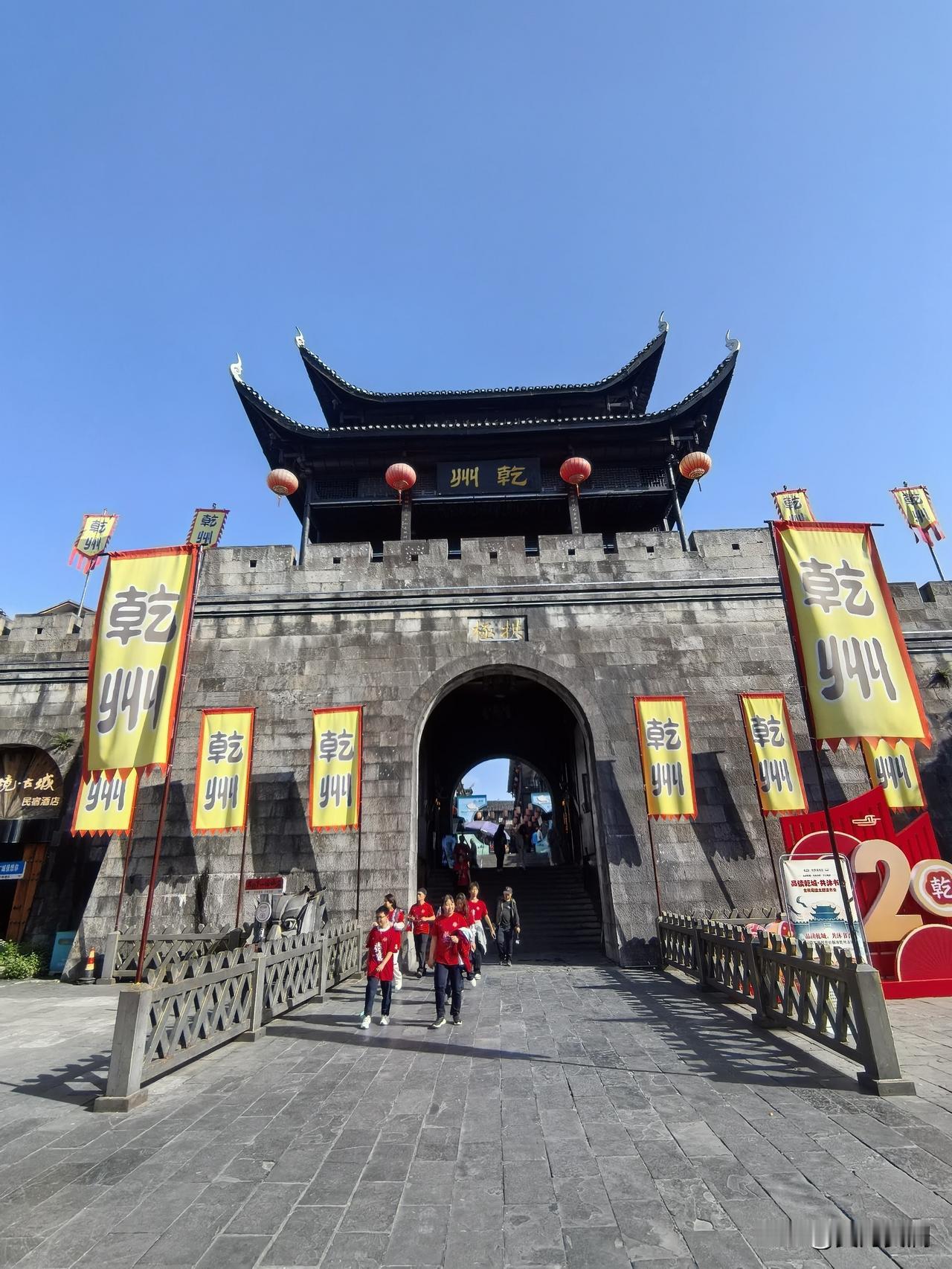 乾州古城的胡同深处，隐匿着一家宝藏小店——翠翠家米豆腐。这家店制作的米豆腐堪称完