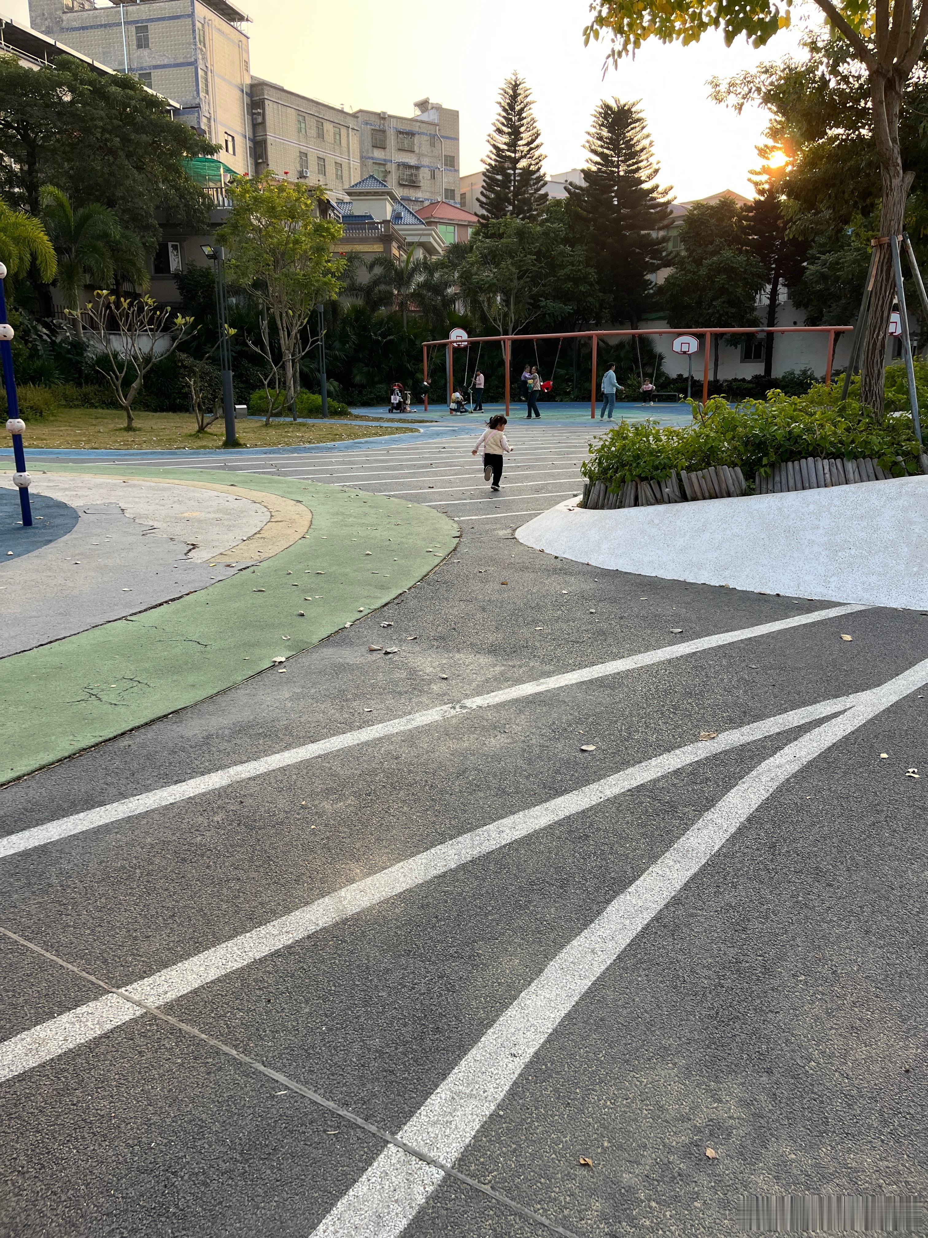 放学拿上她心爱的小背包，还装了两个包子给她，可开心了。又到周末，可以玩两天，她也