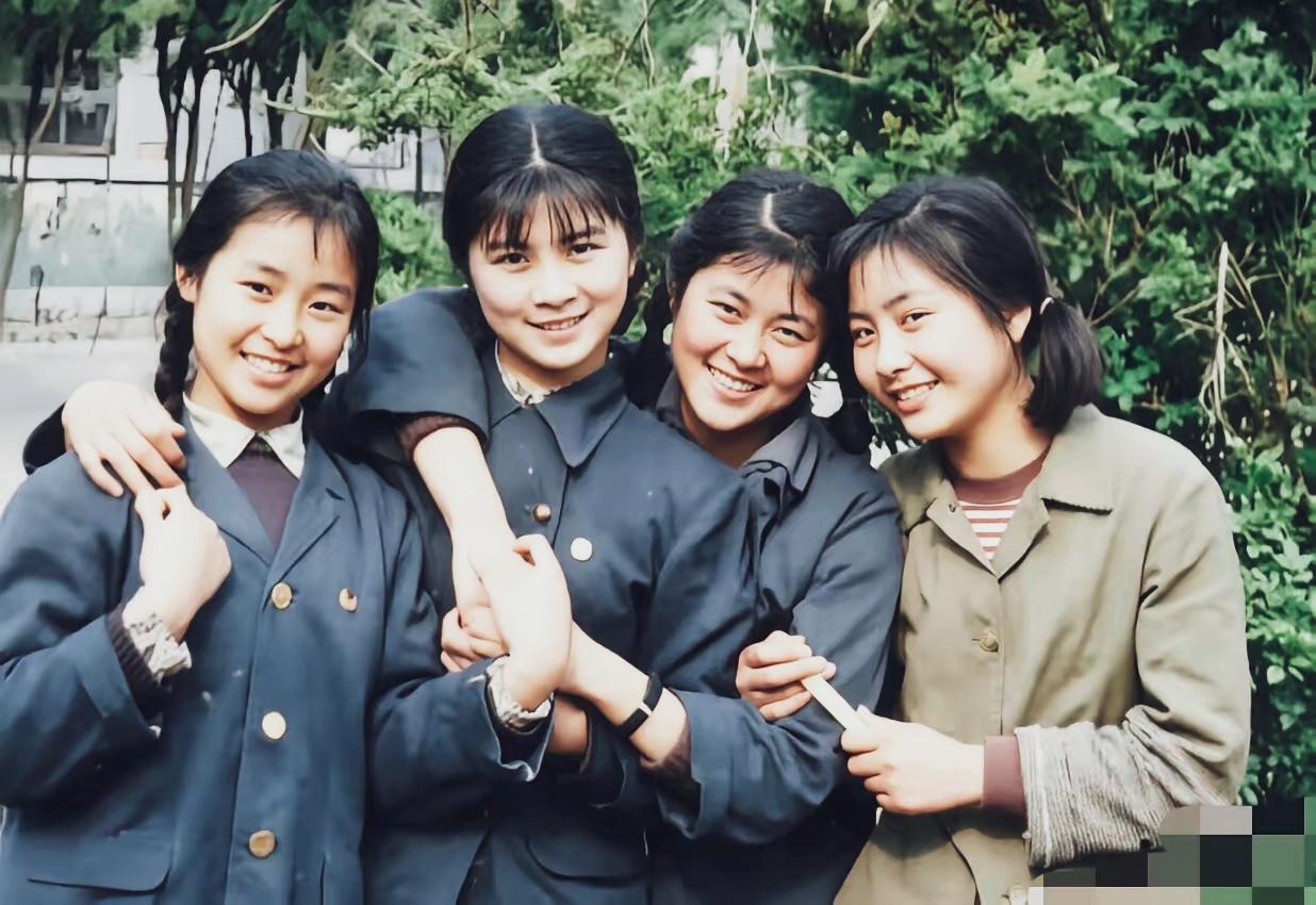 那时，四位朴素的女生一起合影。哪位是倪萍？…
倪萍老照片
