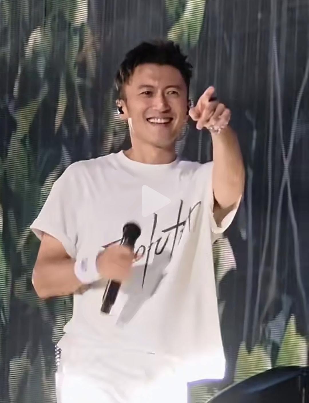 时隔23年，为什么谢霆锋重回北京专门选鸟巢开演唱会？是缺钱吗？还是刷存在感？
 