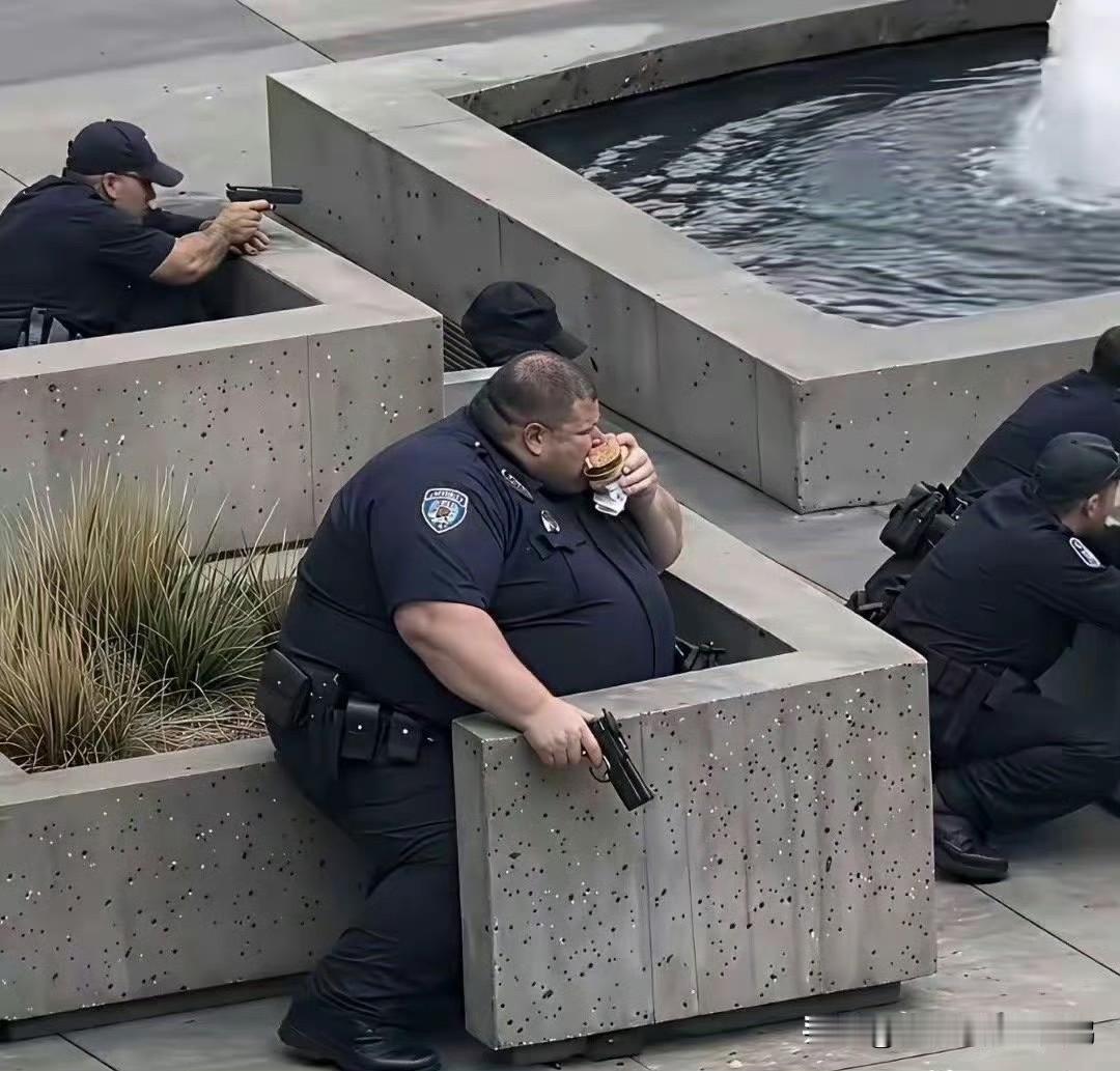 无敌天下的美国警察

这血条真厚啊……

你就说这身肥肉是不是比你能抗子弹吧 [