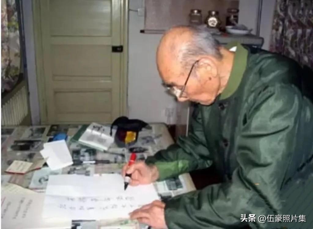 原武汉军区副司令员张秀龙将军晚年在家中挥毫泼墨的珍贵瞬间。张秀龙出生于湖北沔阳（
