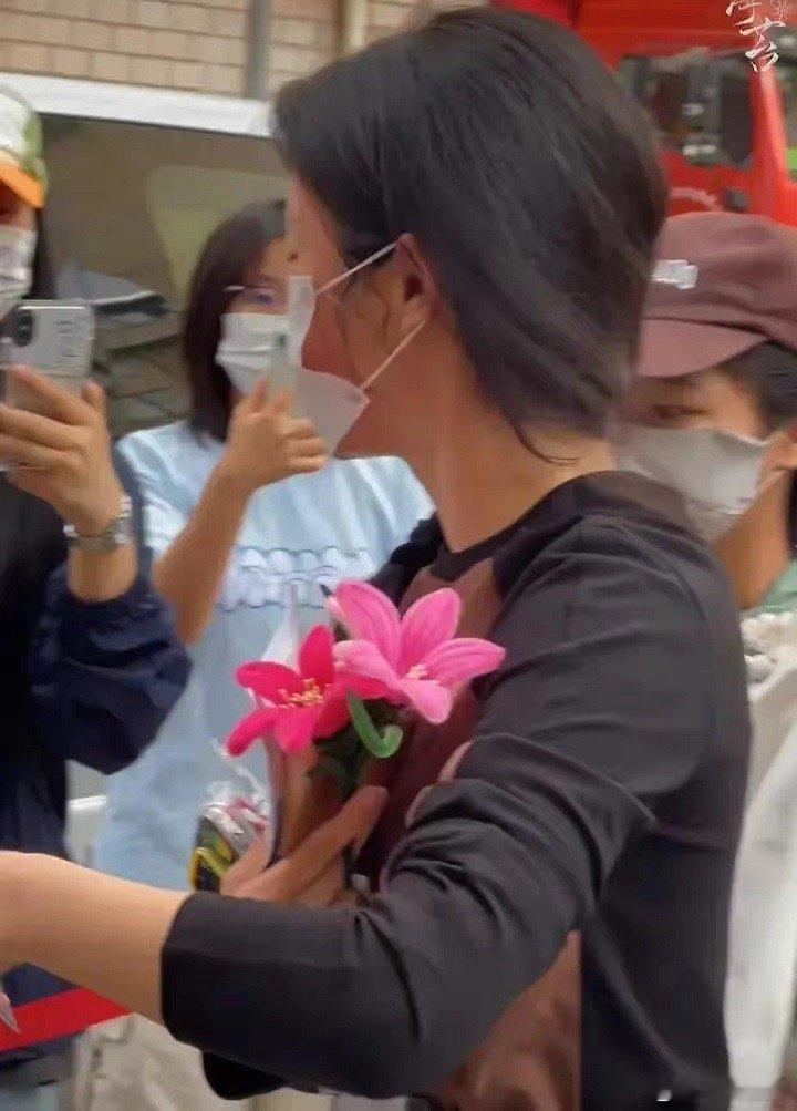 卢昱晓怎么胖成这个样子了，衣服也脏脏的 ​​​