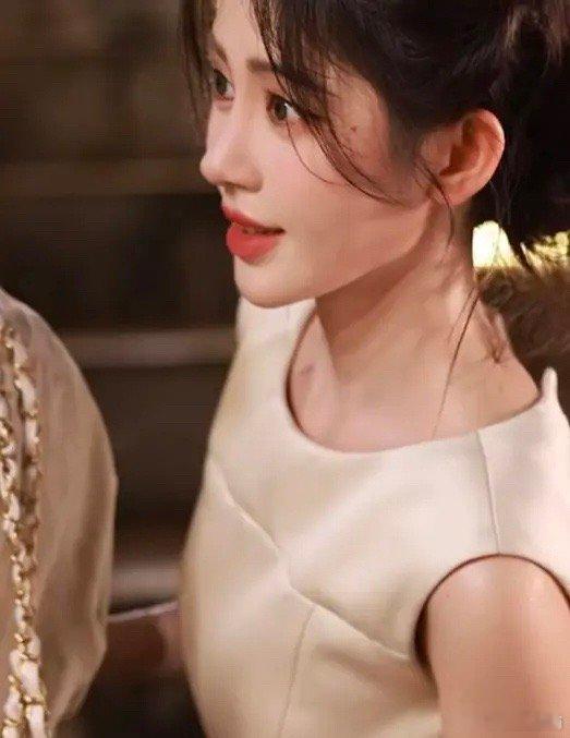 鞠婧祎的侧脸怎么变样了？怪不得一直正脸多 ​​​