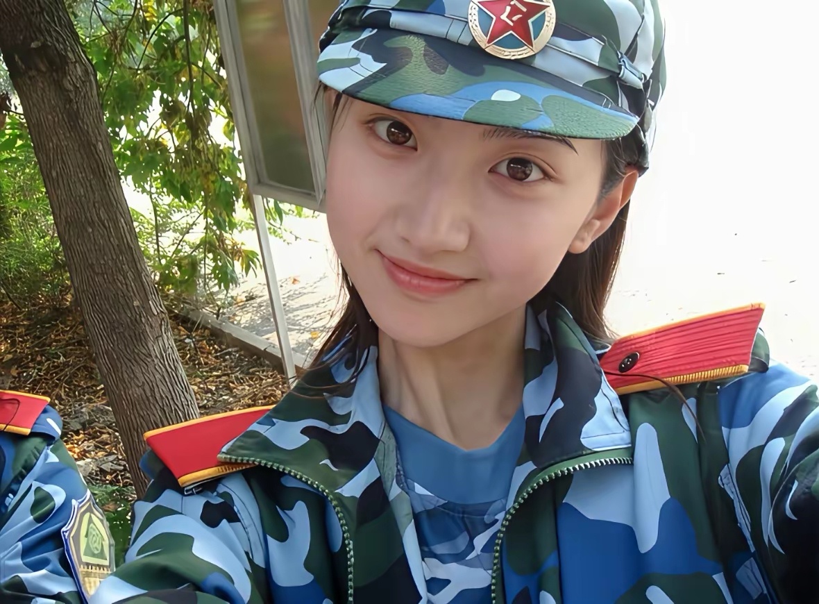 景甜聊起自己的求学经历，坦言自己比同龄人晚上大学，前后相当于读了两所大学，一所没