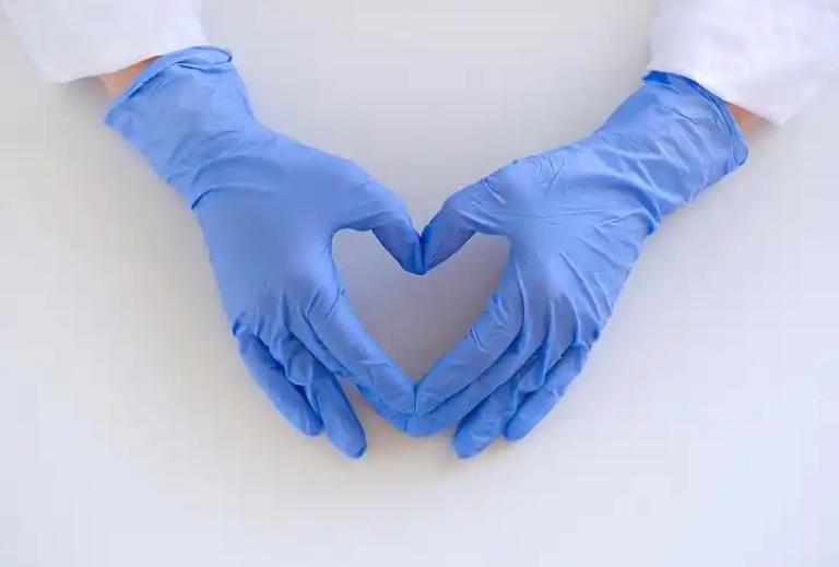 一定要戴手套！广东男子7天离世，死亡率近100%：你我都在：
小区楼下修自行车，