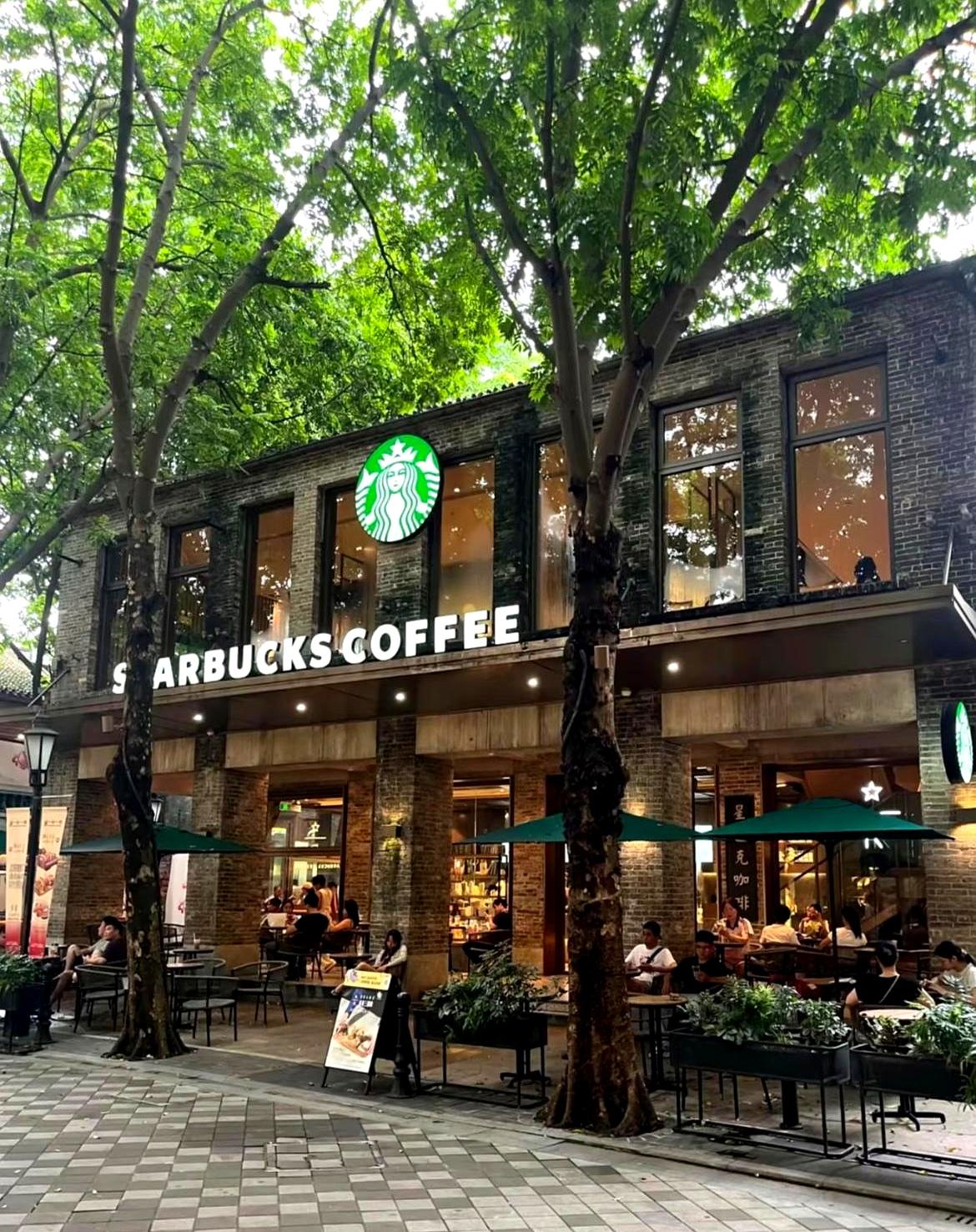 店里的座位，真不是谁来了都能坐一下午。
我有个朋友开奶茶店，店里摆了几张桌子。