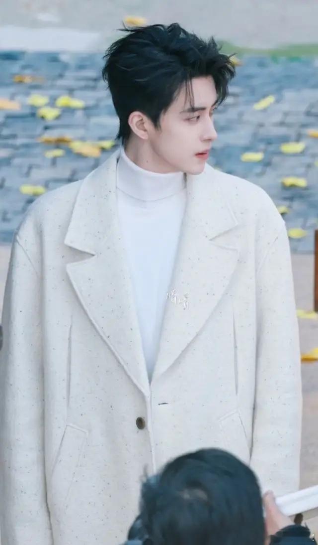 敖瑞鹏真的挺有大爆相！他《不二之臣》白衣路透又出圈了，这部现偶有可能让他大爆，待