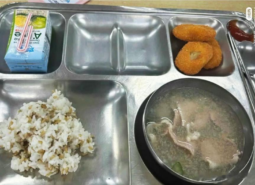 真是炸裂！一位在韩国留学的中国人，因为盛饭时多夹了两片肉片，竟被学校以三种语言贴