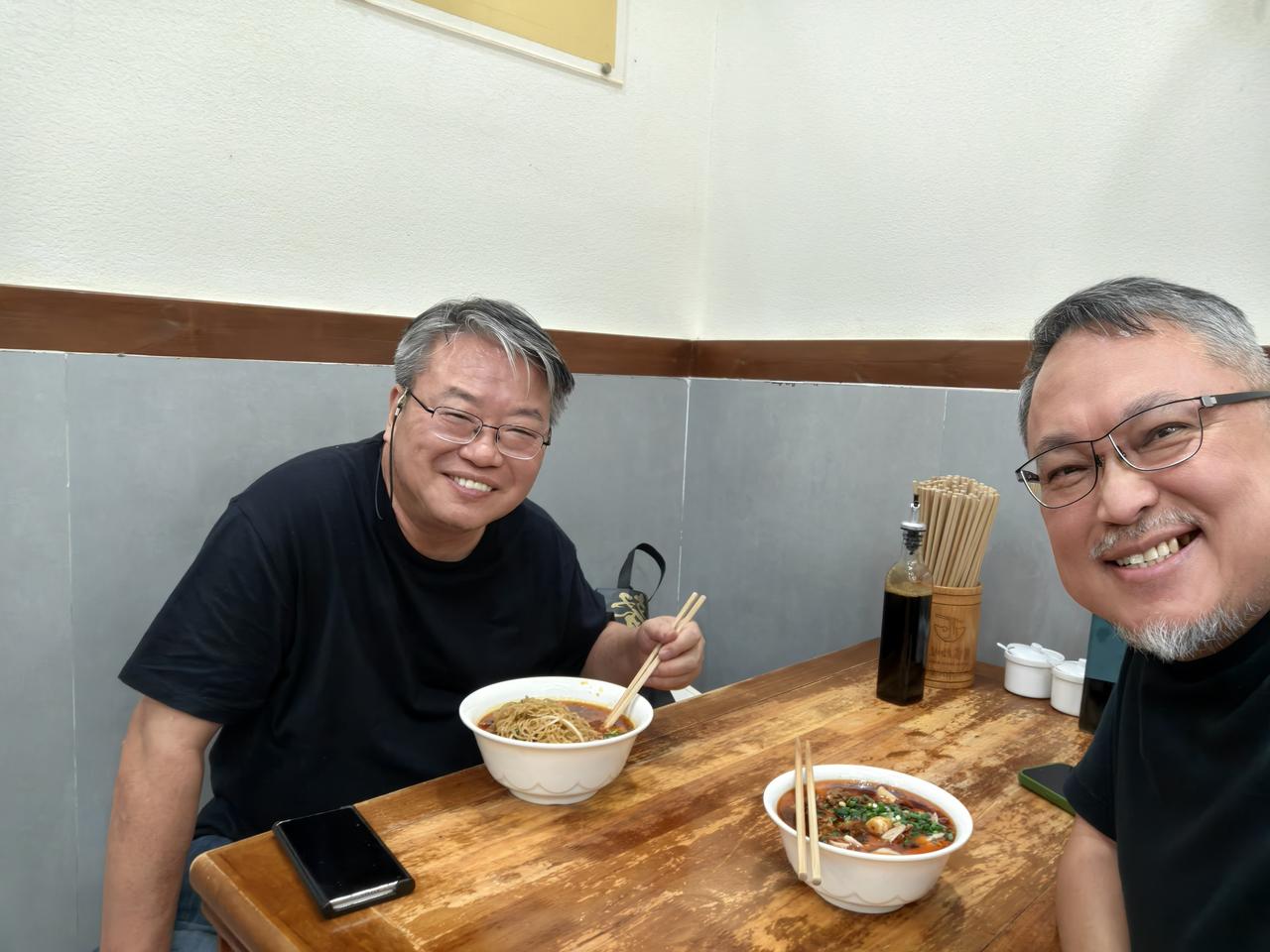 昨晚深夜贵阳，兄弟俩吃肠旺粉。
​这家粉店据说在贵阳很有名。我在边上的酒店住过，