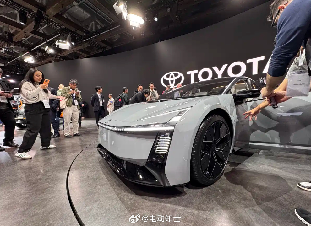 来看看东京车展上的全新丰田卡罗拉概念车，外观看起来没有小鹏P7那么科幻...