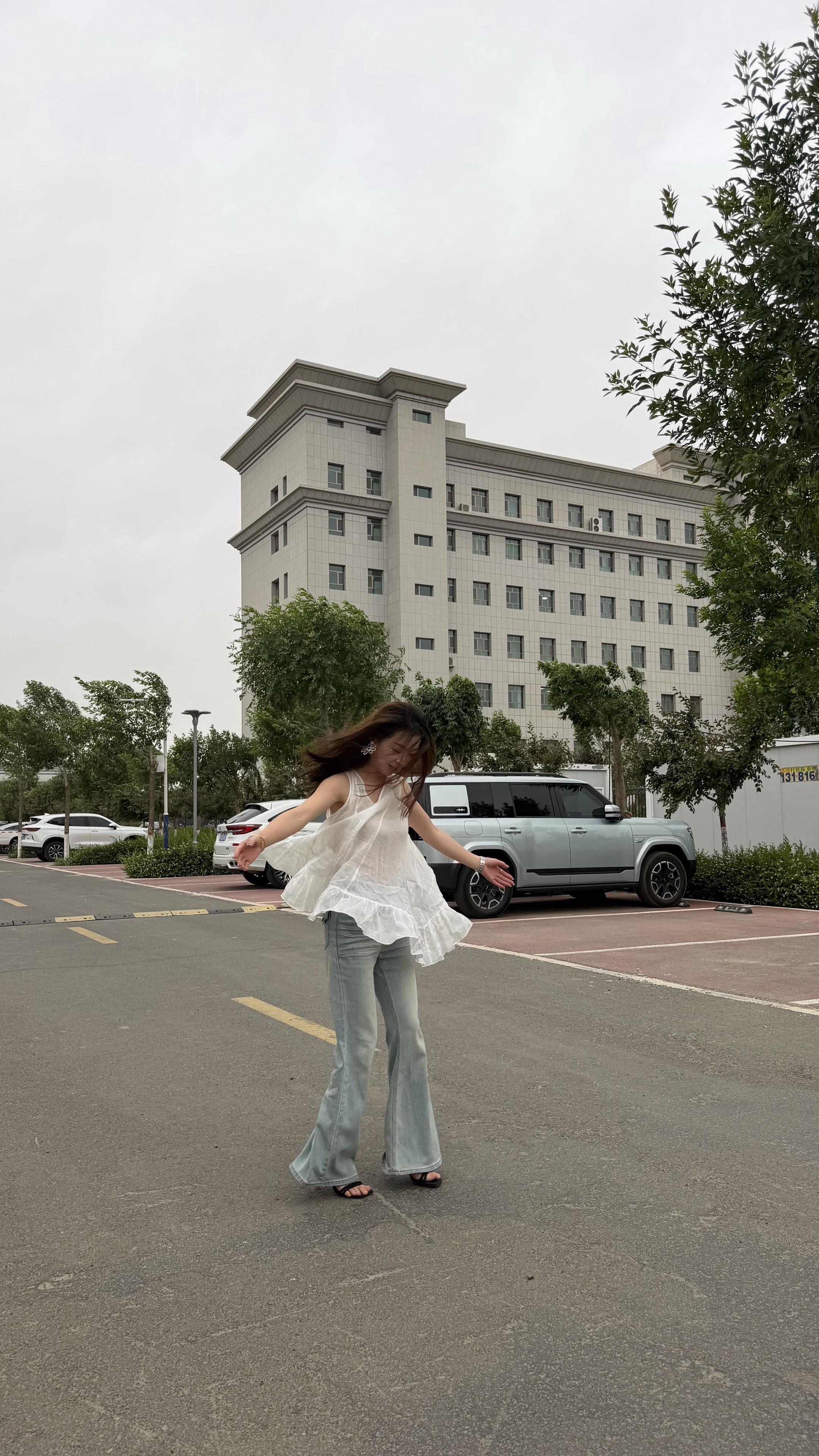 我在月光下许过真情，问你到底爱我有几分