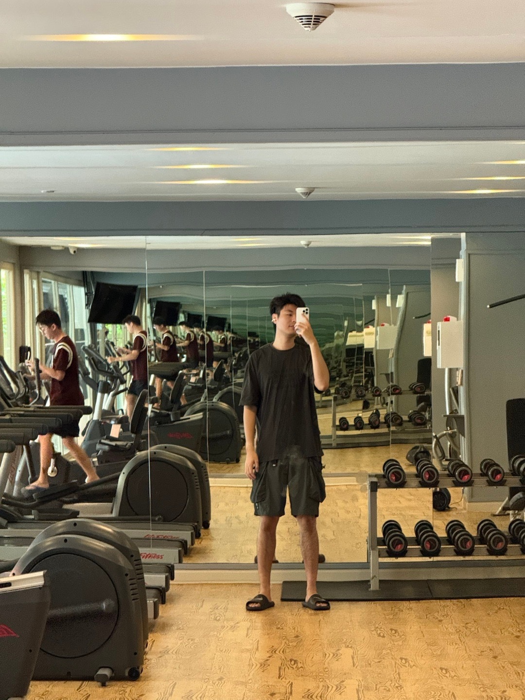 天老爷…哪个好人出来不睡懒觉的10点钟被朋友拉起来去健身房[捂嘴哭]我真的…  
