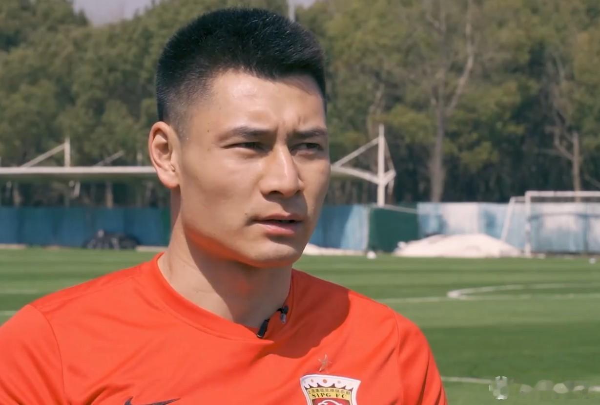 杜佳上海海港 天选打工人，杜佳效力海港期间仅出场1次，随队夺得4座冠军。北京时间