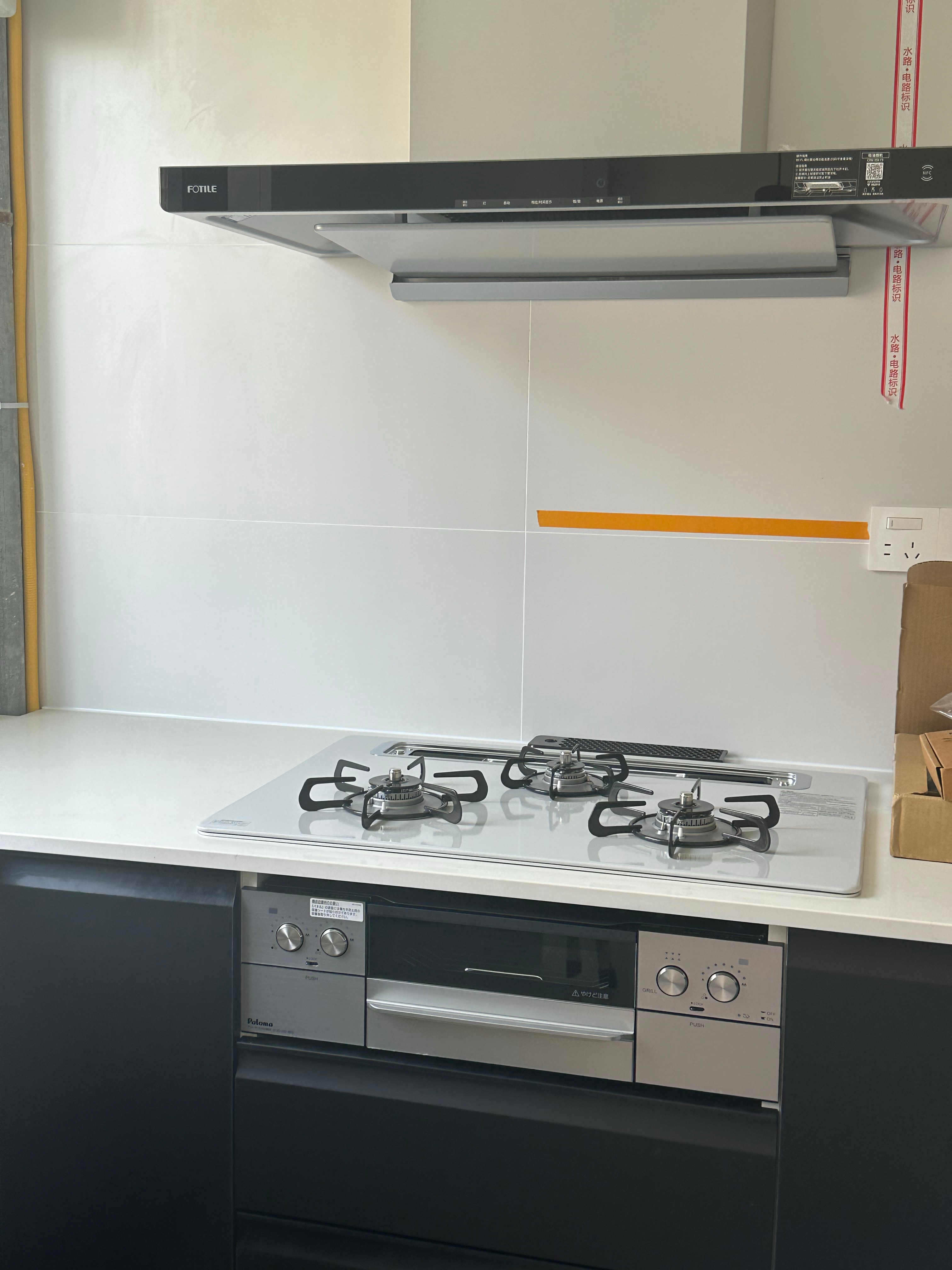 朋友家厨房装的日式灶，用的宜家60cm的柜体刚刚好，下面还能做两个抽屉，空间一点