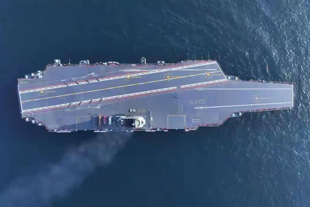 中华人民共和国正式向全世界宣告两件大事：

第一件就是，我们的福建舰航母正式服役