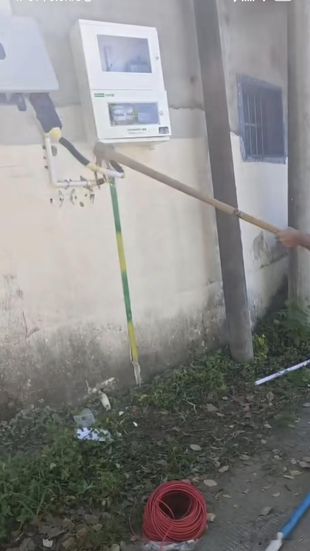 村里安装光伏发电，没经过大爷同意，在他的墙上挂箱子，大爷要求他们拆，他们说是有人