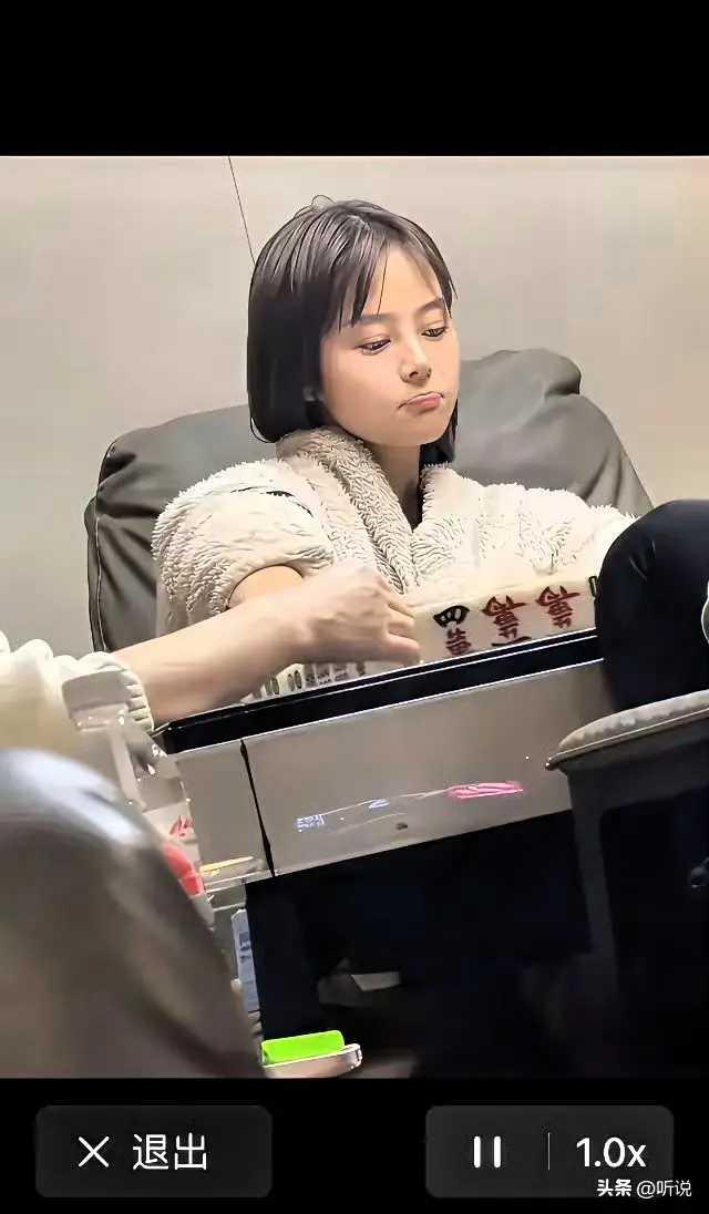 和女朋友打麻将，她已连输了几盘，嘴角都翘起来了。
这一盘还要不要继续赢她？