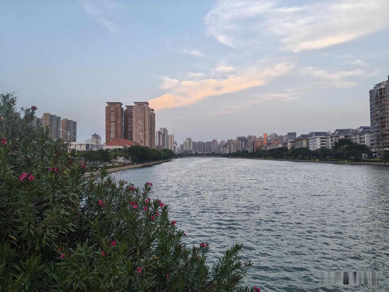 傍晚站在江边，两岸楼房林立，万家灯火次第亮起。
江面看着平静，人心却满是拉扯。
