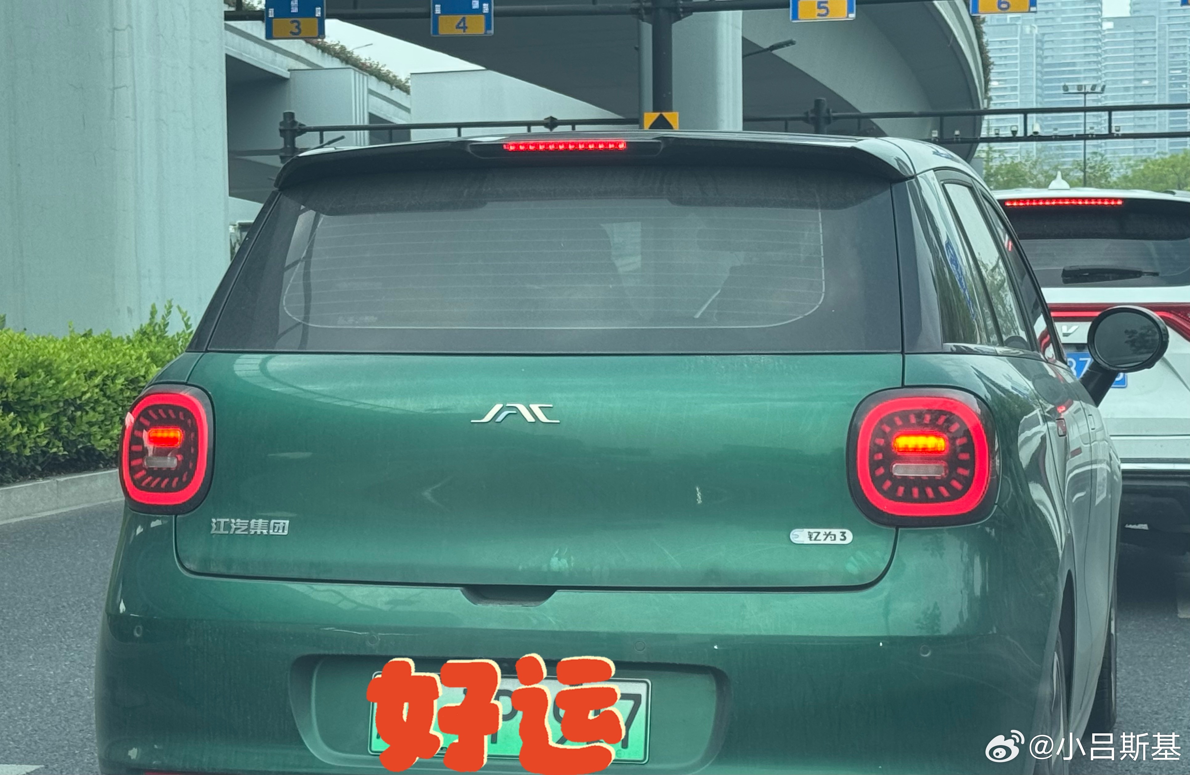 傍晚路上看到了一辆江淮钇为3（这个钇字真难打）这车不太常见，、卖的不太多。现在应
