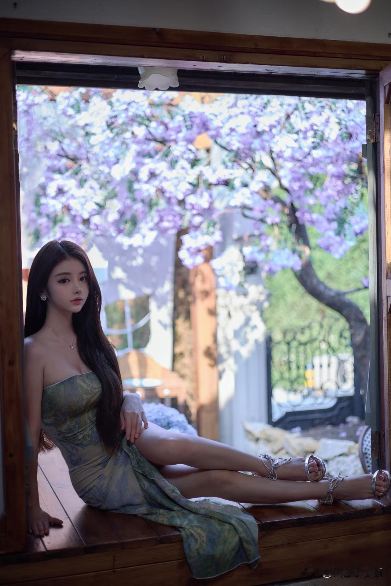 紫英映绮裙，琴畔影温存
复古时光里，芳心暗自醺