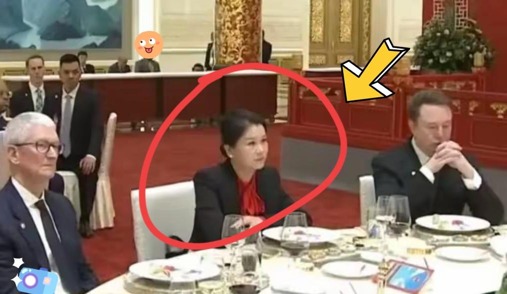 坐在马斯克
和库克中间的周群飞，
真的太不简单！

真的把“中国实干派”的牌面拉