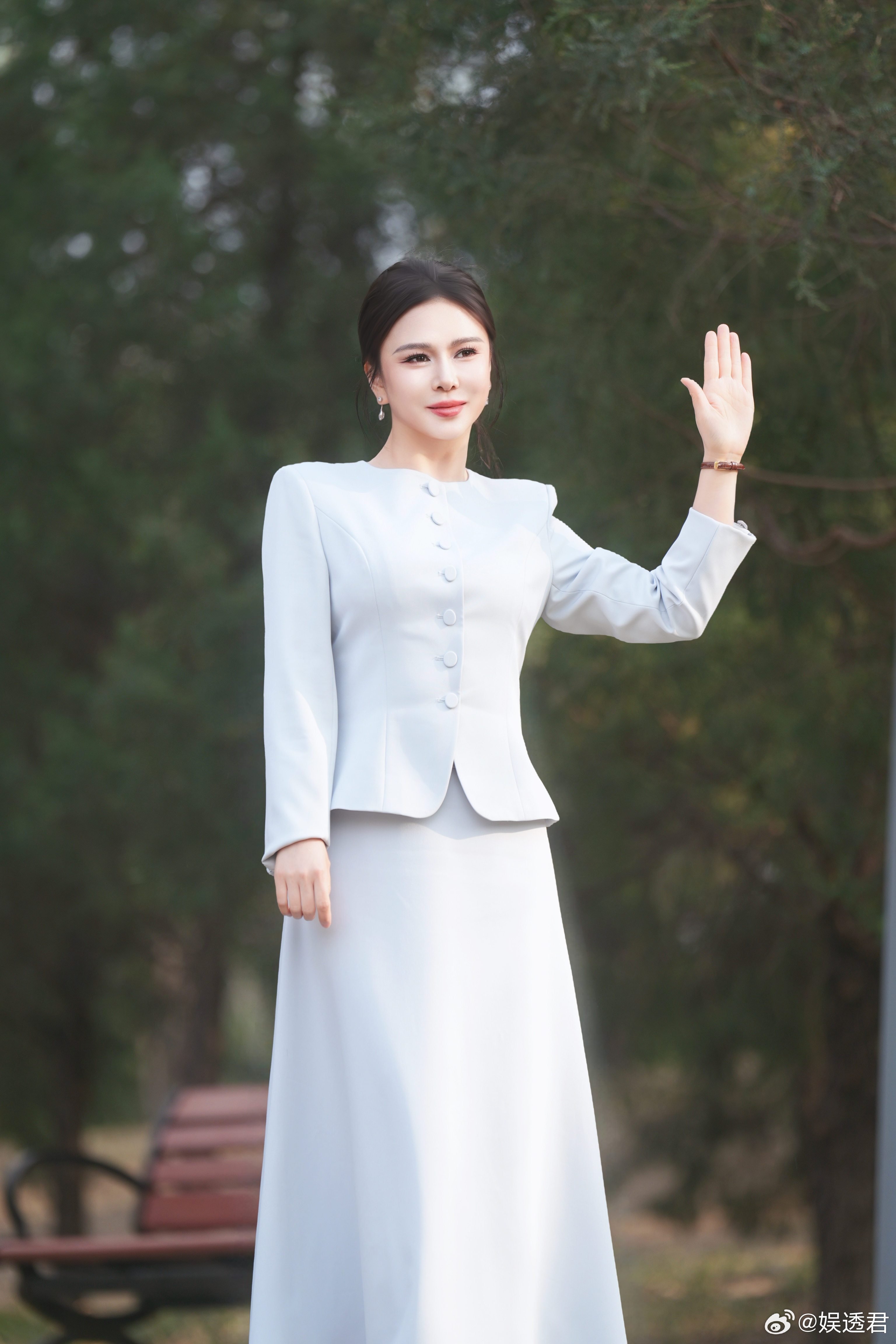 凤凰财经主持人刘美希亮相中关村论坛 刘美希以超强逻辑与控场能力在中关村论坛闪耀，