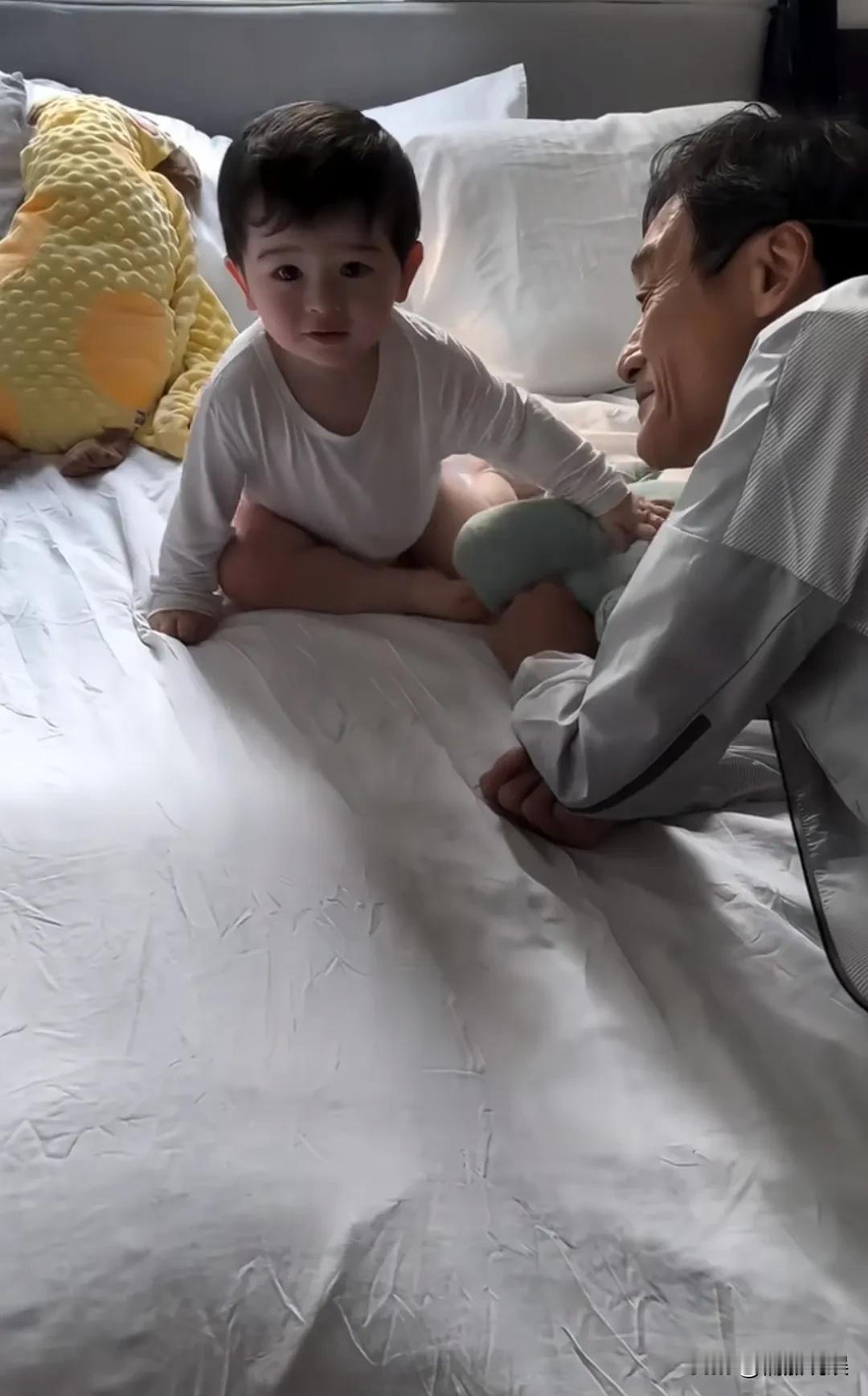 梁家辉和小外孙的互动，让多少人动情了啊，画面太温馨了！
梁家辉女儿晒视频，自己的