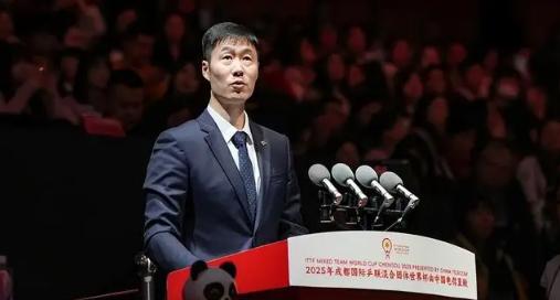王励勤接棒以后，国乒最明显的变化，不是冠军突然不要了，而是用人的算盘换了。

过