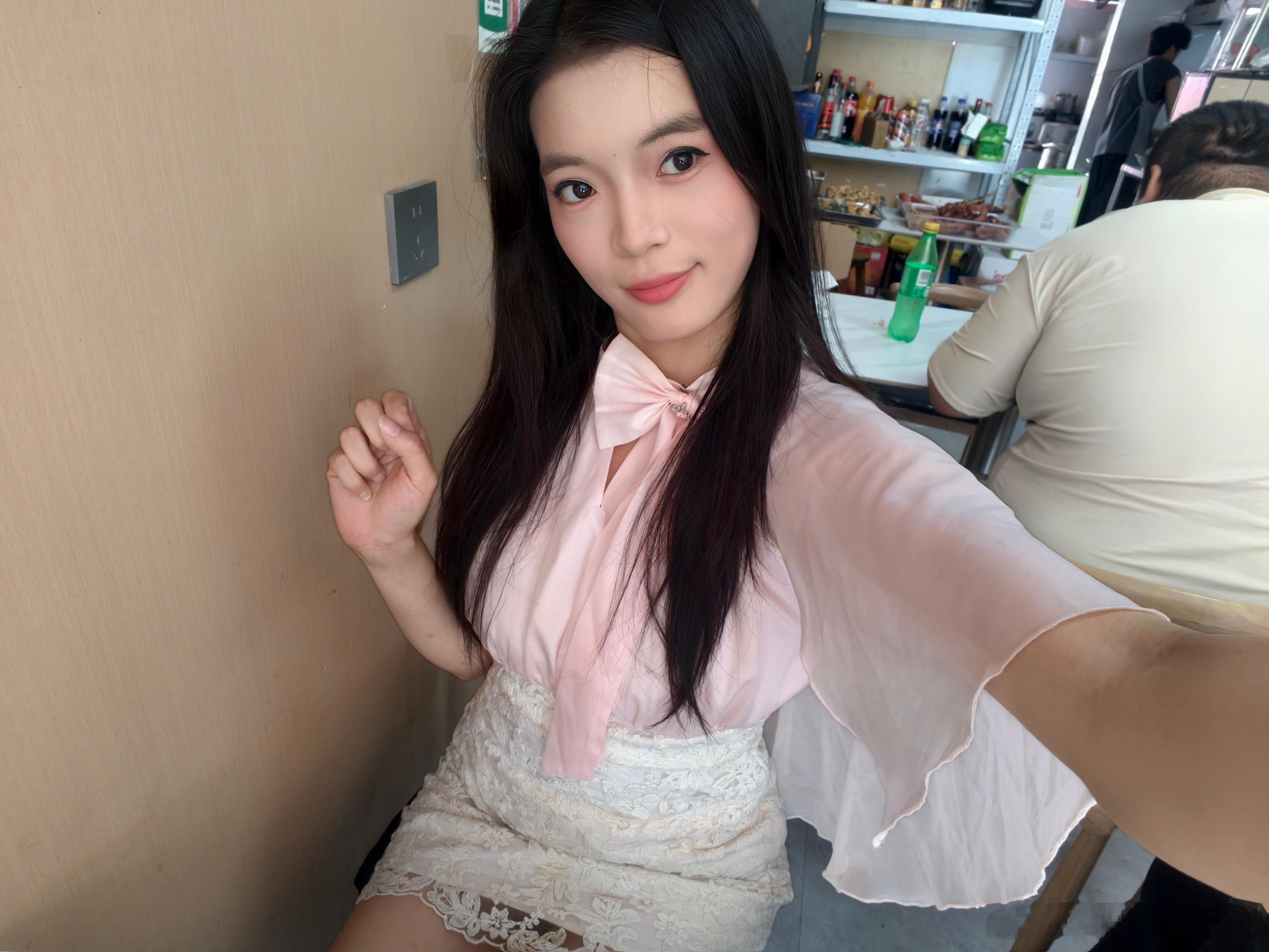 今天少吃一点点，等会拍摄，可不能把肚子吃大了