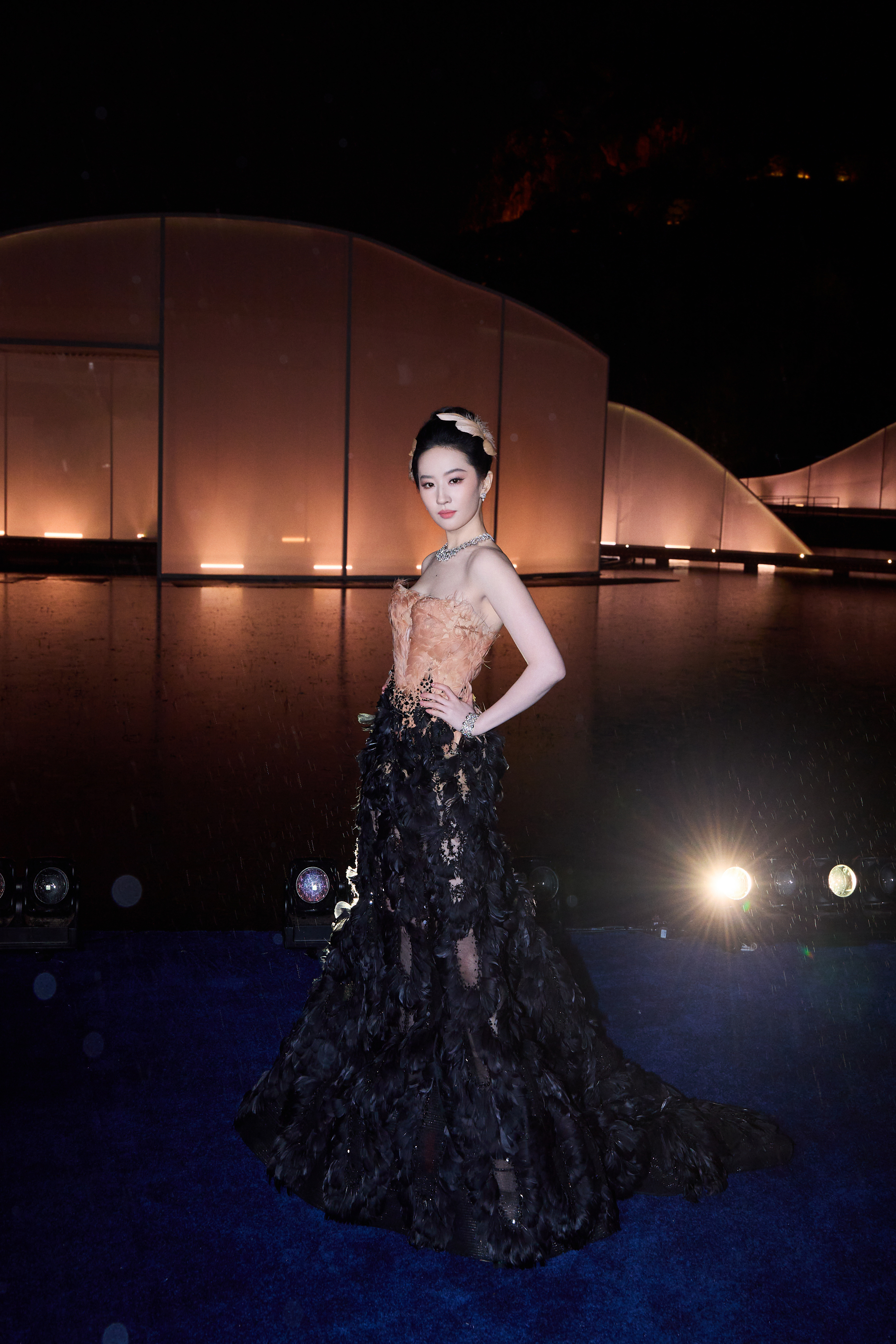 好喜欢这张 气定神闲的时代巨星刘亦菲的Elie Saab高定和背景渐变色呼应上了