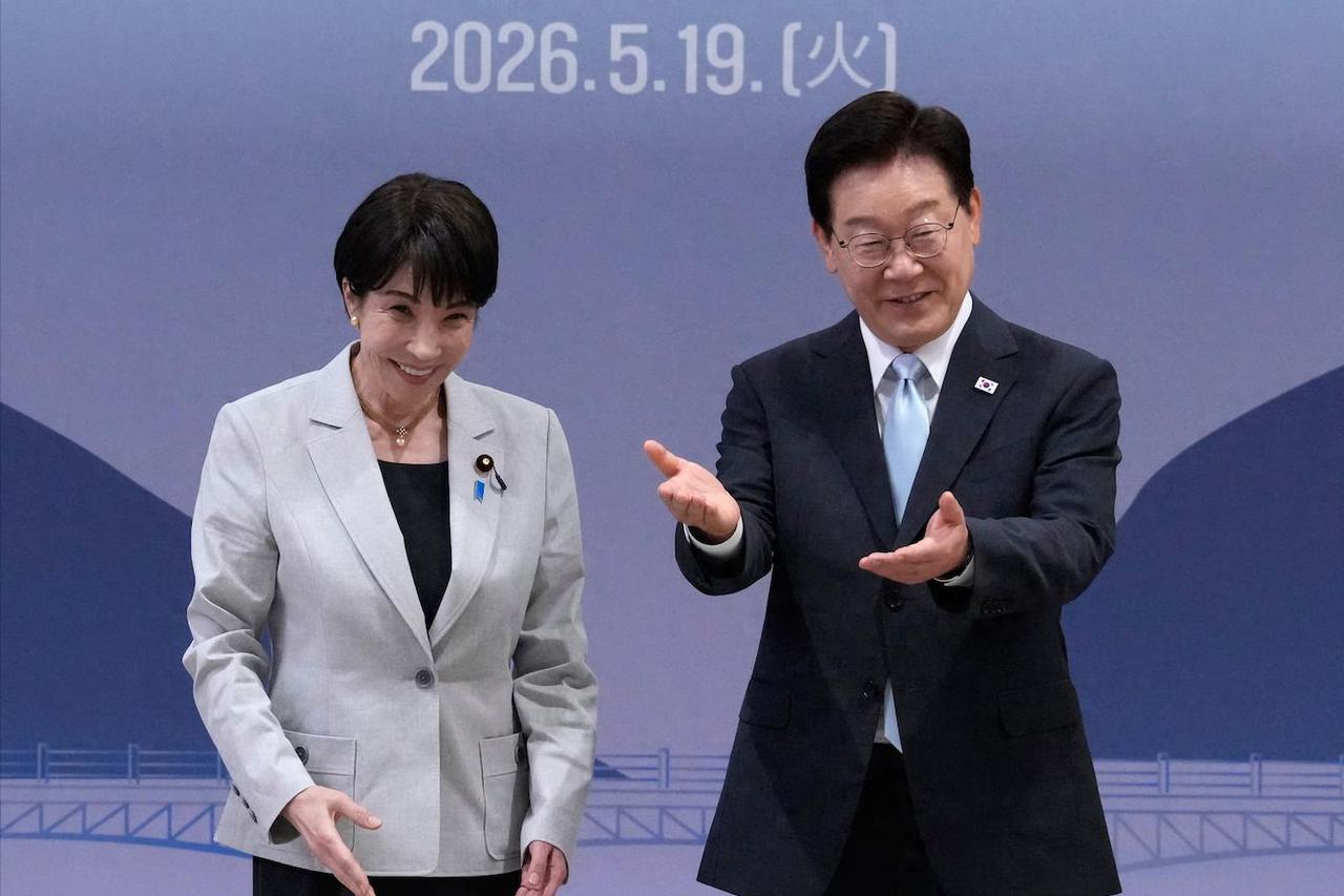 高市早苗刚结束对韩国的访问，这场被包装成“故乡外交”的行程，背后却藏着日本在东亚