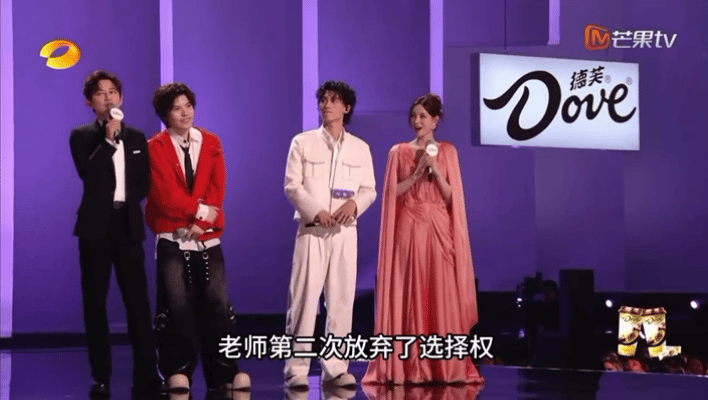 殷秀梅老师在直播里温柔又坚定地说，男人唱歌就得大大方方咬字，瞬间让人醍醐灌顶。 