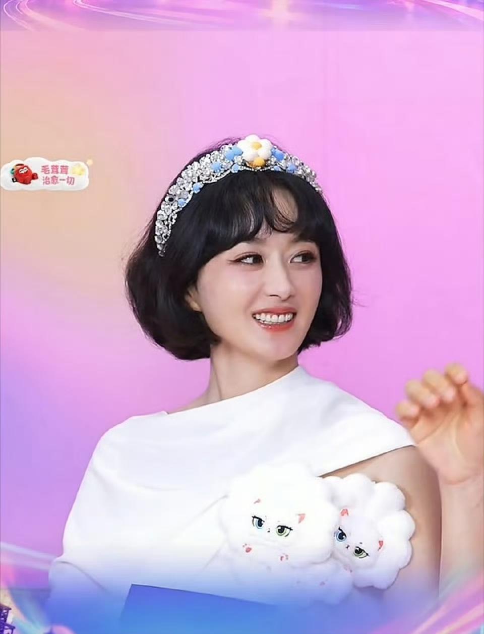 赵丽颖今天直播的造型好灾难啊，造型师也太敷衍了吧。明明之前差不多长度的短发造型就