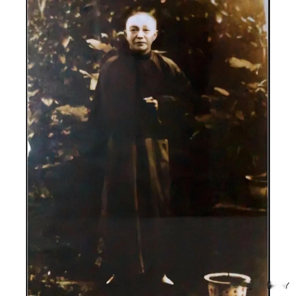 这张照片拍摄于1930年的浙江，原来这才是他的真实相貌，这不是演戏，也并非某演员