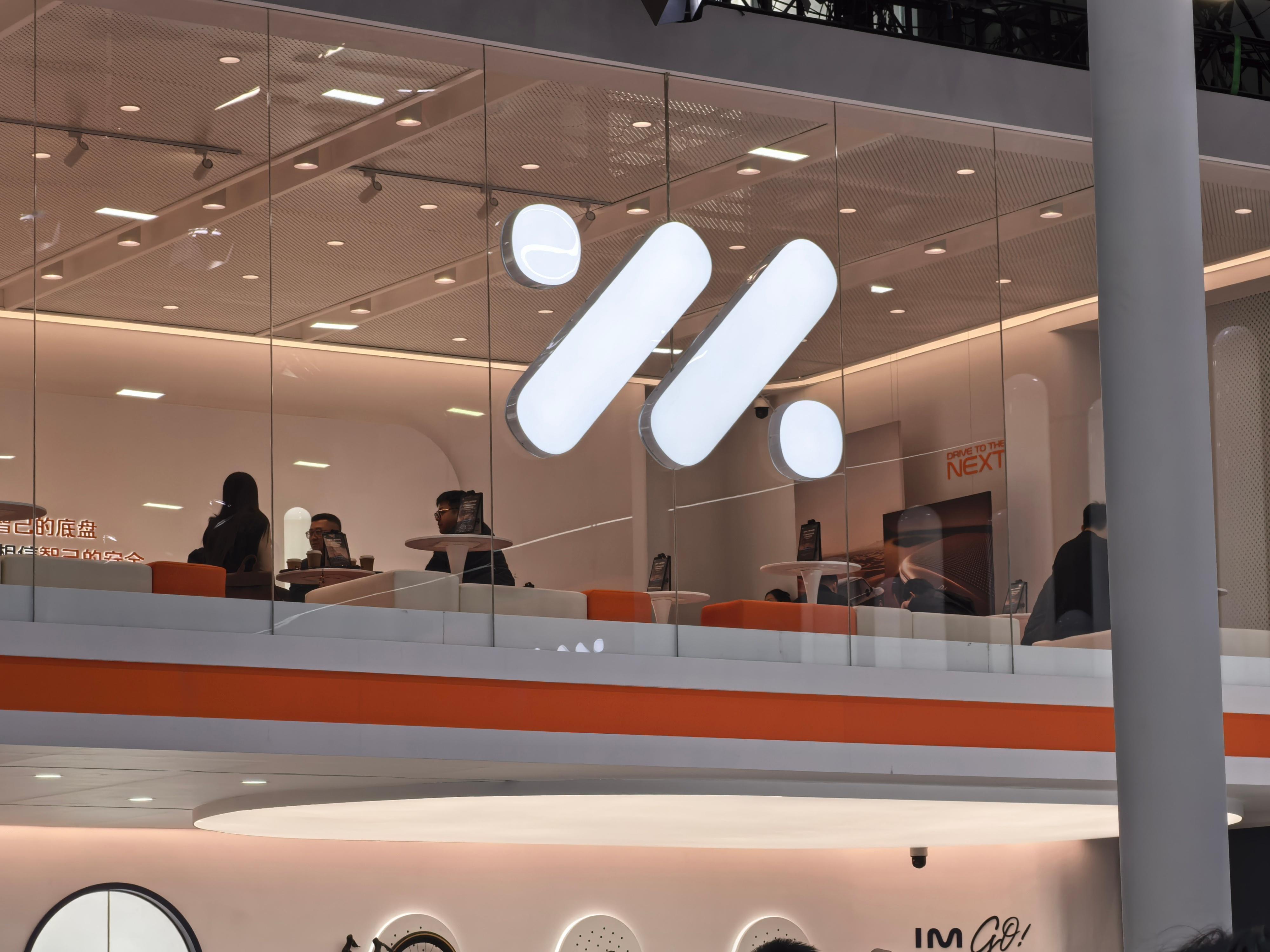 今天广州车展，一进馆真的是热闹非凡，来到智己展台，看着新款LS9和爆款LS6摆在