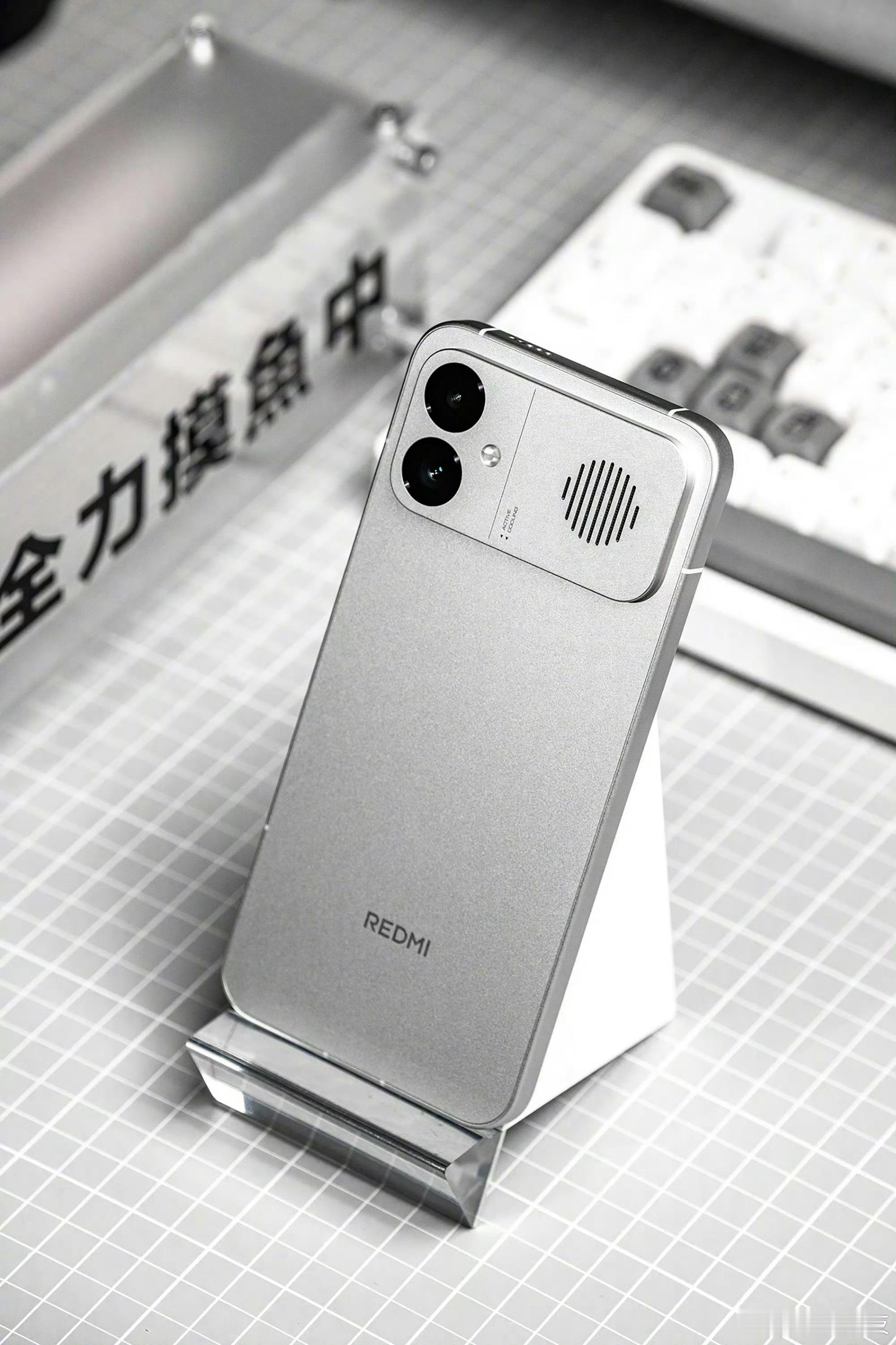 K90Max太空银配色的K90Max确实好看。 