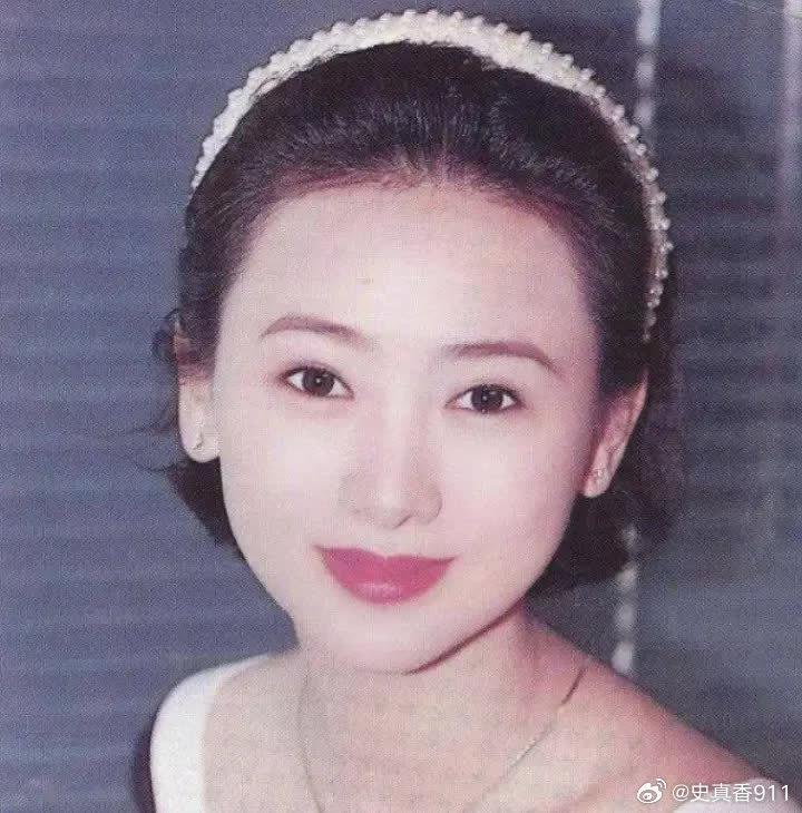 2005年，翁虹发现丈夫伍伟杰不忠后，她二话不说直接飞往美国，想要当面质问伍伟杰